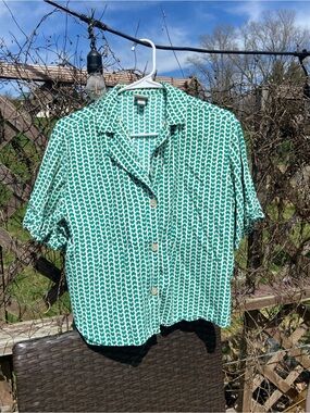 Green Patterned Short-Sleeve Button-Up Shirt